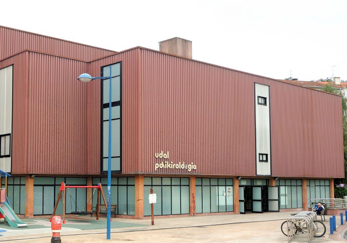 Exterior del Polideportivo de Galtzaraborda, en Errenteria.
