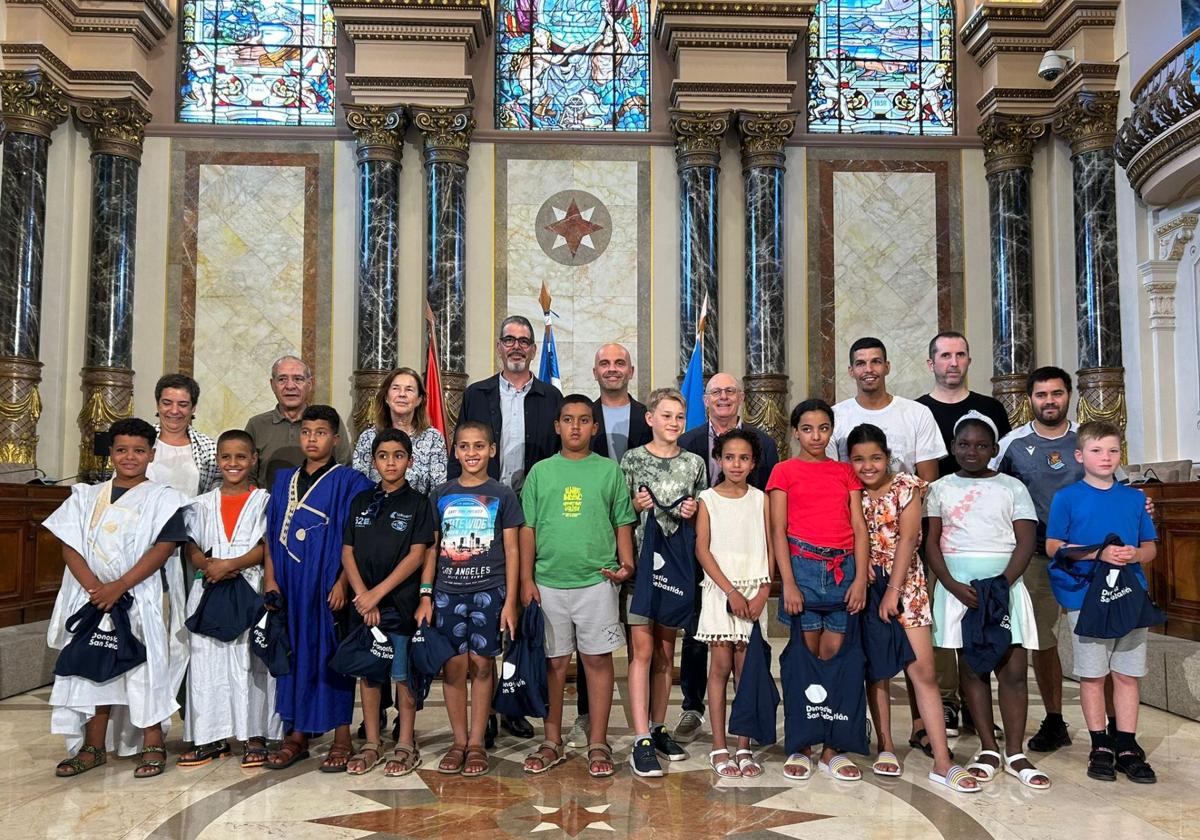 El Ayuntamiento celebró ayer una recepción oficial a los 11 niños saharauis y los 13 ucranianos que pasarán el verano en la ciudad gracias a los distintos programas de acogida temporal, así como a las familias donostiarras que los han recibido en sus hogares. Hay 4 familias repetidoras de acogida y otras 4 familias nuevas, mientras que uno de ellos estará en un albergue de la ciudad.