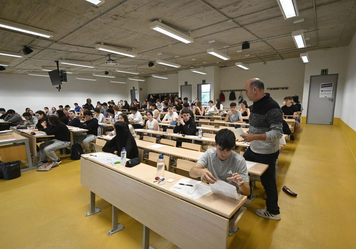 Alumnos guipuzcoanos se disponen a realizar el examen de Selectividad en la EHU.