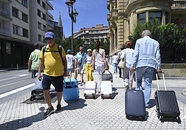 Turistas llegados a Donostia estos días.