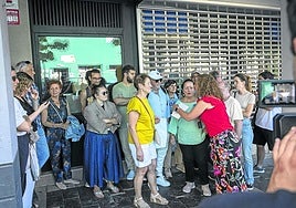 Un grupo de afectados protesta delante de la agencia de viajes, el pasado 10 de junio.