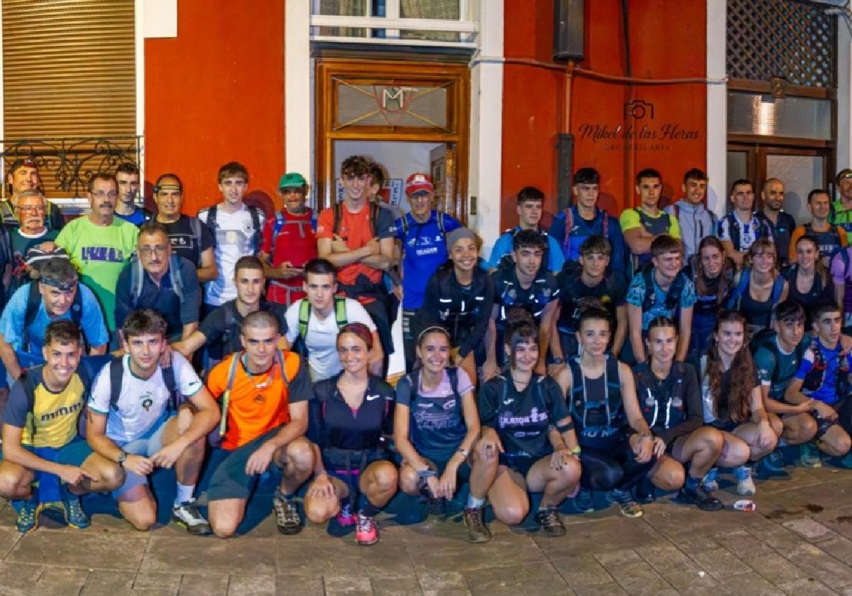 Cerca de sesenta montañeros locales disfrutaron de la travesía nocturna entre Beasain y Orio durante el viernes por la noche y la madrugada del sábado.