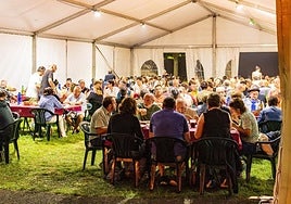 Numerosos ciudadanos disfrutan en la carpa de Azkue durante las fiestas de San Roke del pasado año.