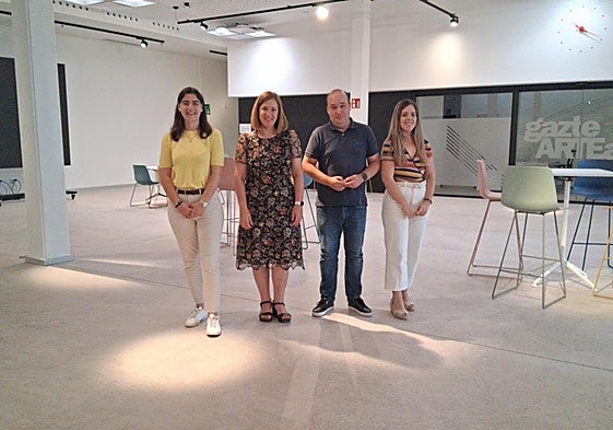 Nuria Alzaga, Cristina Laborda, Gorka Álvarez y Sandra Caballero en Ireki Art, la sala principal de las nuevas instalaciones del CBA.