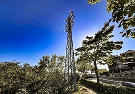 Torre de alta tensión junto a Axular Lizeoa, en el barrio de Aiete.