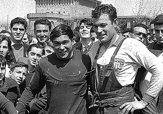 Detrás de los participantes en una prueba de motocross asoma la torre de Rozanés.