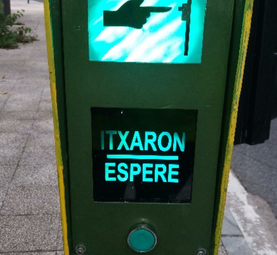 Uno de los semáforos en euskera y castellano.