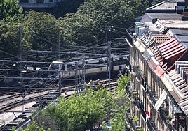 Un Topo accede a la estación de Easo, en San Sebastián.