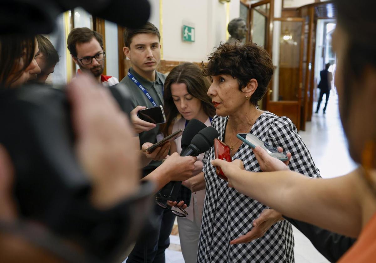 Maribel Vaquero atiende a los periodistas a su llegada al Congreso