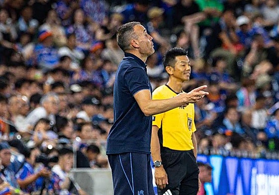 Sergio da instrucciones durante el partido del lunes en Nagasaki.