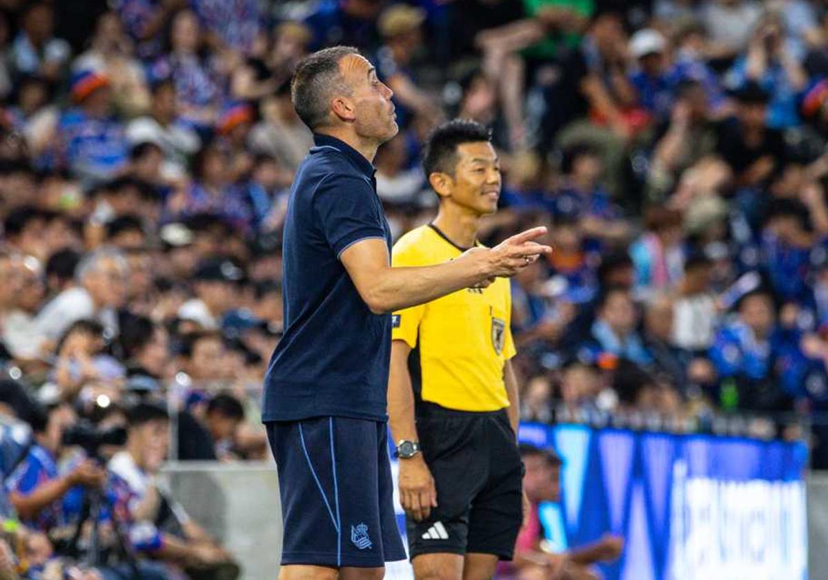Sergio da instrucciones durante el partido del lunes en Nagasaki.