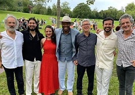 El 'ministro' sudafricano Ricardo McKenzie, con sombrero, con los músicos vascos y colombianos de Bascolombia en Chillida Leku.