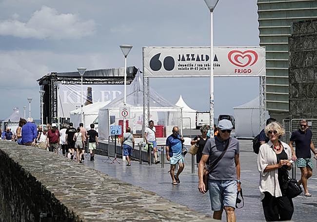 Las terrazas del Kursaal y la playa abren hoy sus escenarios gratuitos como cita más popular del Jazzaldia.