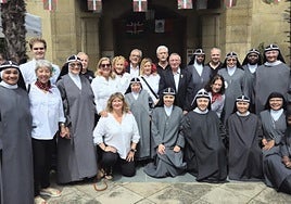 Religiosas del convento junto a los intérpretes.