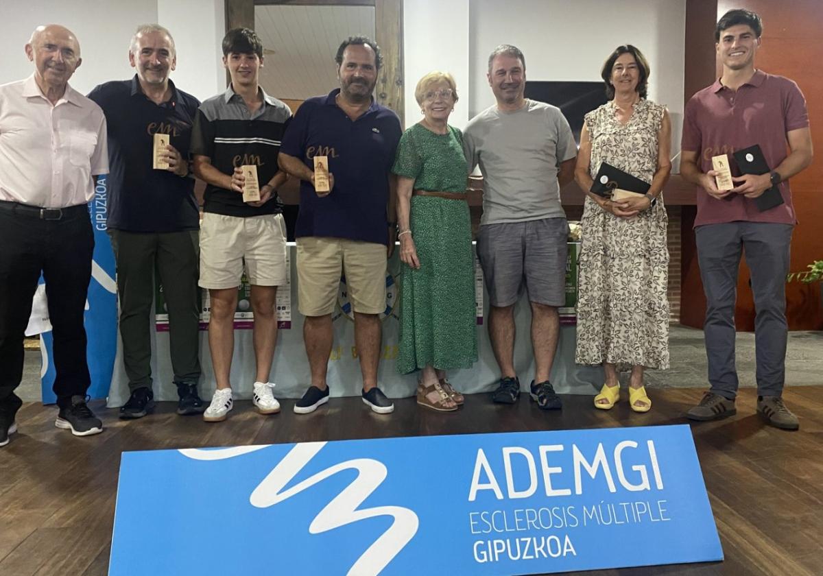 Representantes de Basozabal y Ademgi, con los ganadores del torneo de golf.