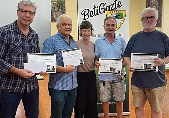 Los galardonados con los miembros del Beti Gazte.