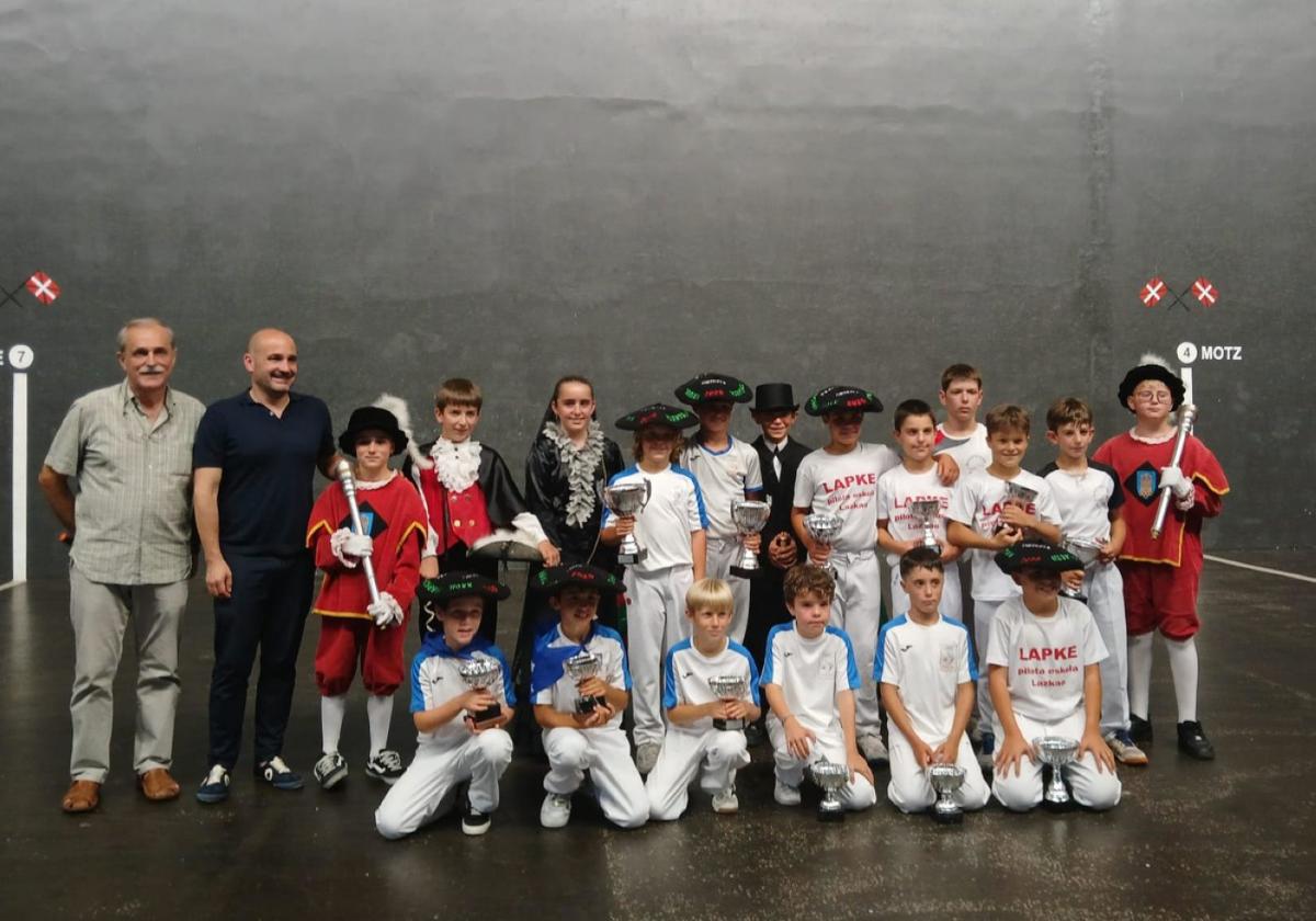 XXVIII. Txapagain Pilota Elkartearen finaleko protagonistak, partiden ostean.