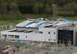 Daños que sufrió la cubierta de Agorrosin Gunea que obliga a una reparación integral. Interior abierto con malla de seguridad.