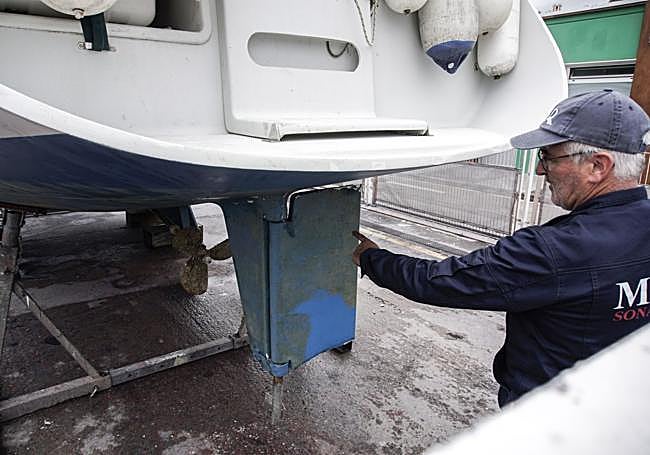 Un técnico indica el timón dañado en el puerto de Getaria.