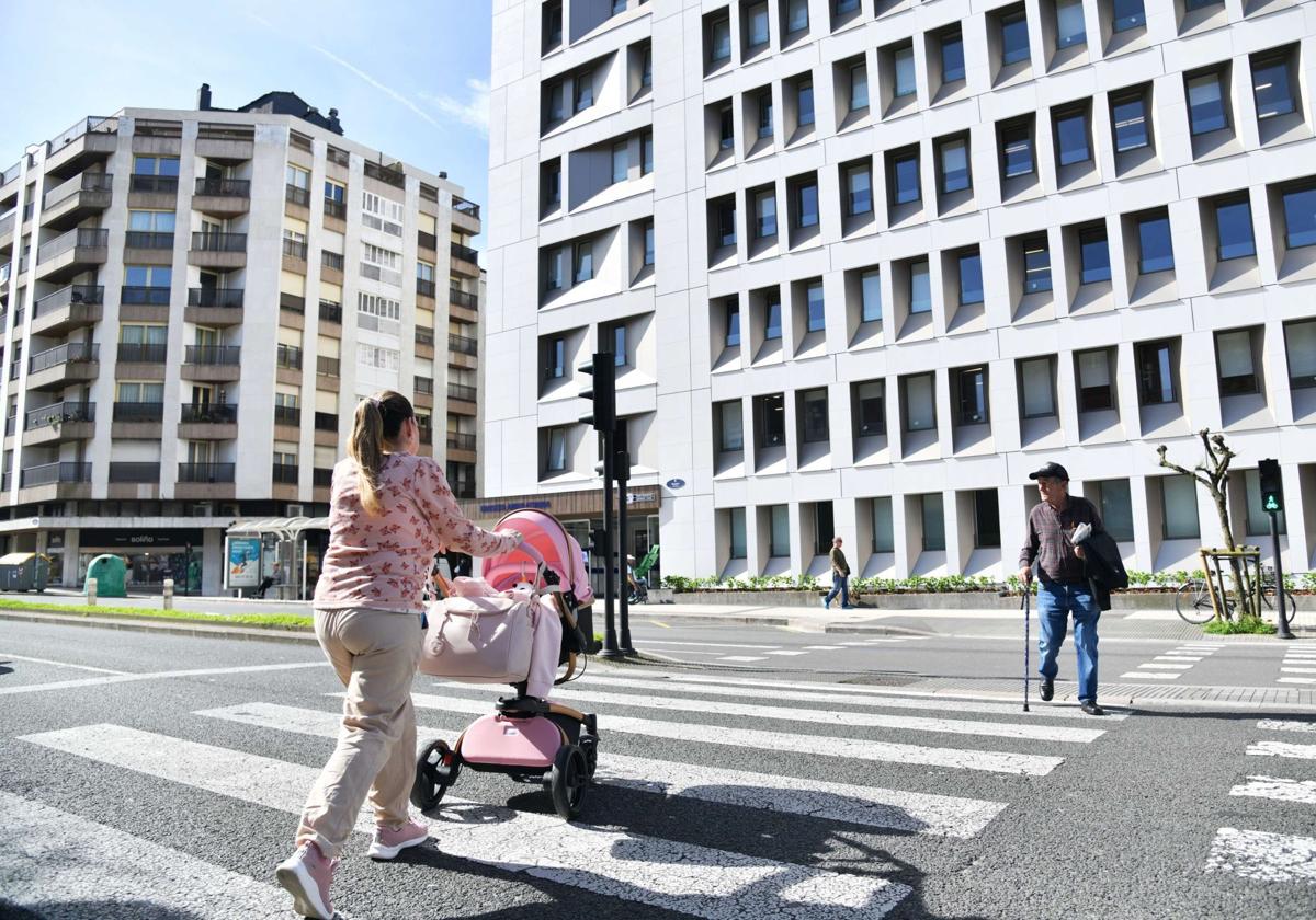 Una mujer con un carrito de bebé, frente al ambulatorio de Gros.