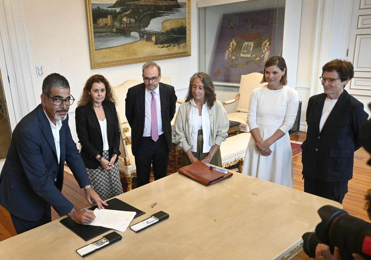 El alcalde de Donostia Eneko Goia estampa su firma en el acuerdo de compraventa de los cuarteles de Loiola.