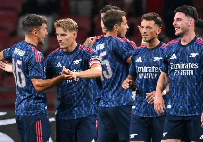 Zubimendi habla con Odegaard tras el gol de Saka.