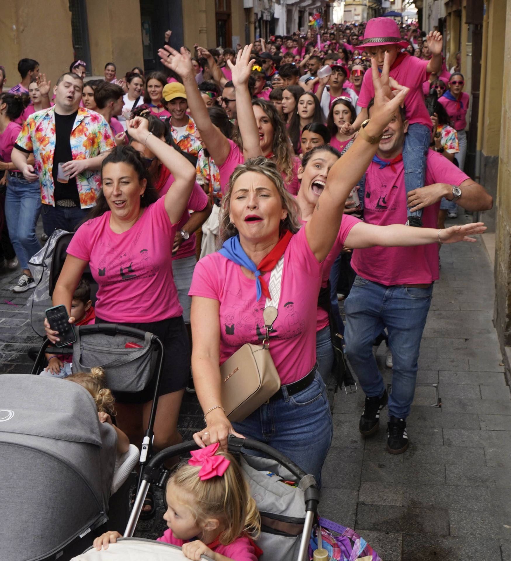 La kalejira de cuadrillas toma las calles de Errenteria