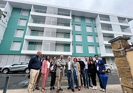 Visita del consejero de Vivienda, Denis Itxaso, a las 24 VPO de Lilibaso, en Urretxu, este miércoles por la mañana.