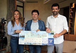 Libe Otegi, Xabier Txurruka y Jakes Aguirrezabal sostienen el nuevo Mapa de la Costa Vasca.