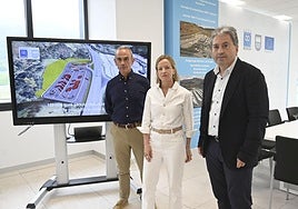 Antxon Etxeberria, director de Bidegi, Eider Mendoza, diputada general de Gipuzkoa, y Félix Urkola, diputado de Infraestructuras, en la presentación del nuevo parking.