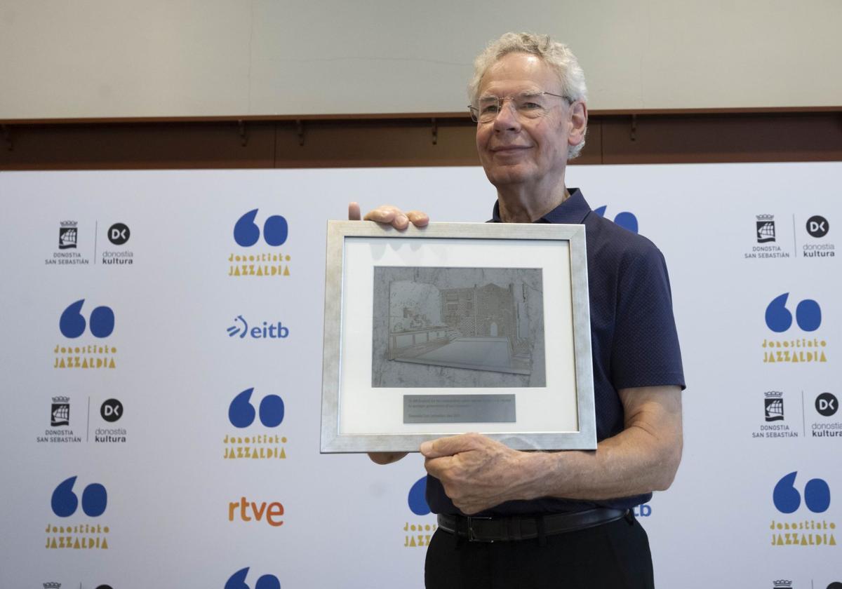 El músico británico este miércoles recibiendo el Premio Donostiako Jazzaldia.