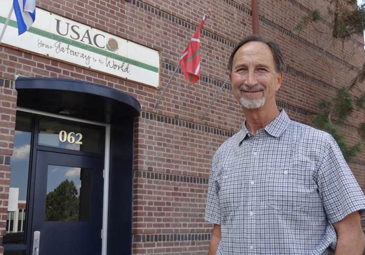 Carmelo Urza Renon, USAC partzuergoko egoitzaren atarian.