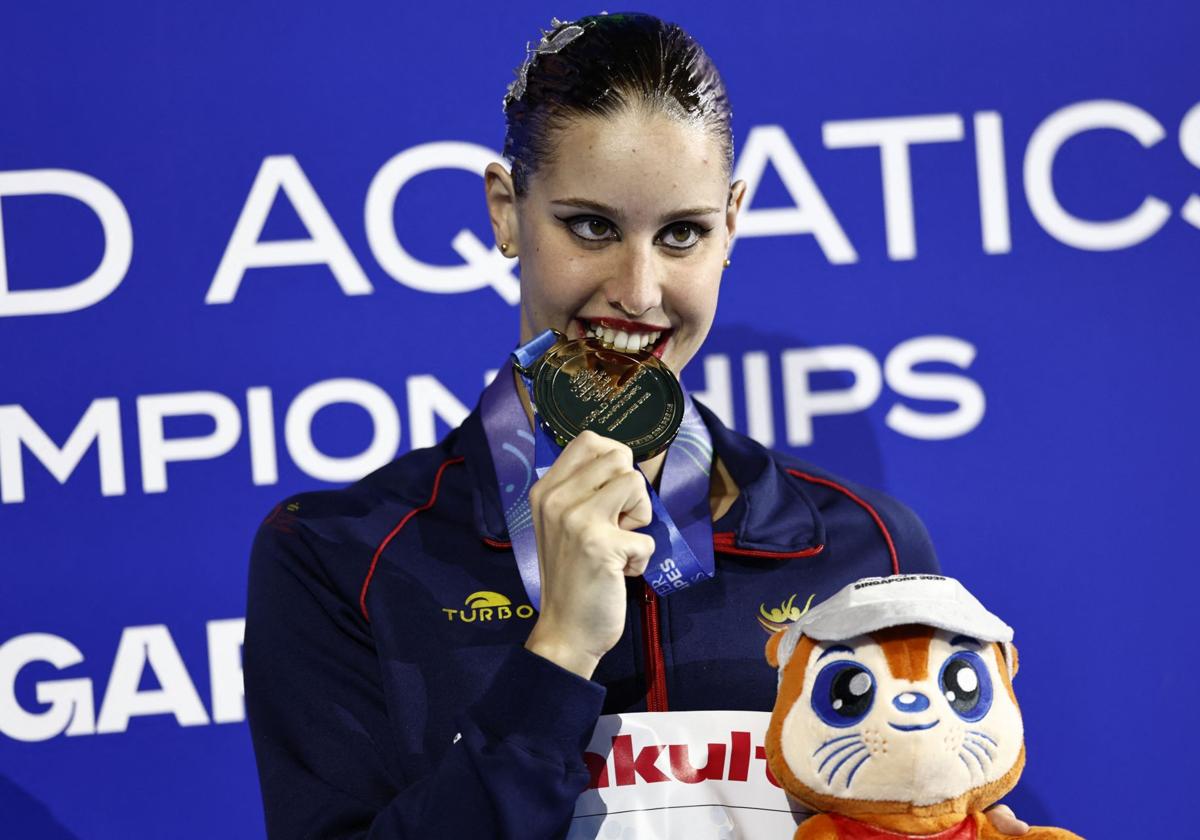 Iris Tió muerde la medalla de oro ganada en el solo libre de natación artística