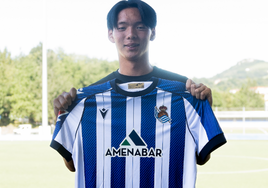 Kazunari Kita posa con la camiseta en Zubieta