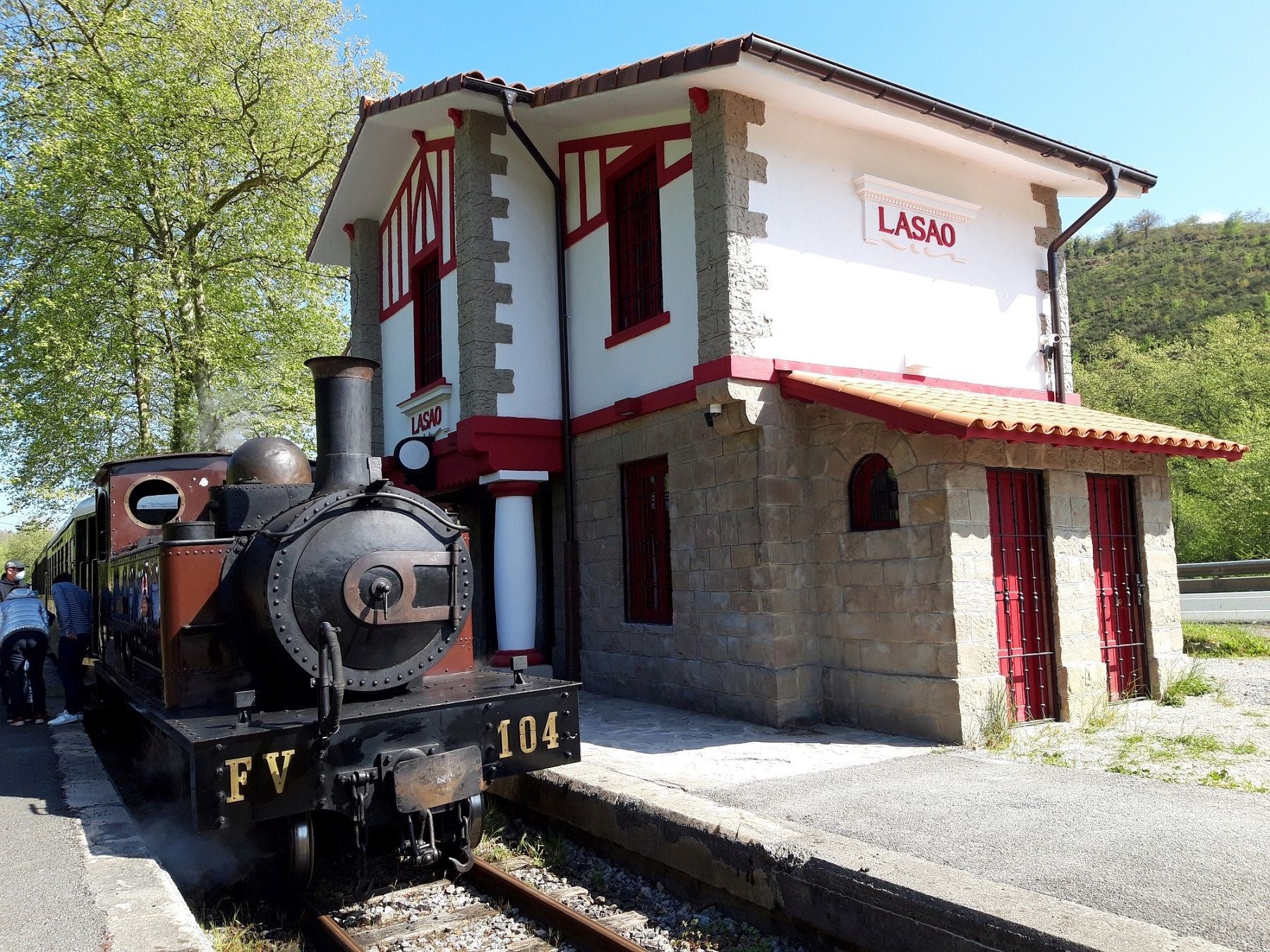 Lurrunezko trena Lasaoko geltokian.
