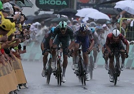 Jonathan Milan se impone en el sprint de Valence a Jordi Meeus y tobias Lund Andresen.