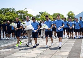 Sergio, Ubarretxena, Kubo, Aritz y Zubeldia han depositado varios ramos de flores y un banderín de la Real Sociedad junto a la Estatua de la Paz en el Museo de la Bomba Atómica en Nagasaki