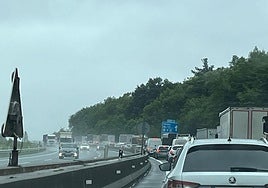 Retenciones en la AP-8 por el accidente de Usurbil.