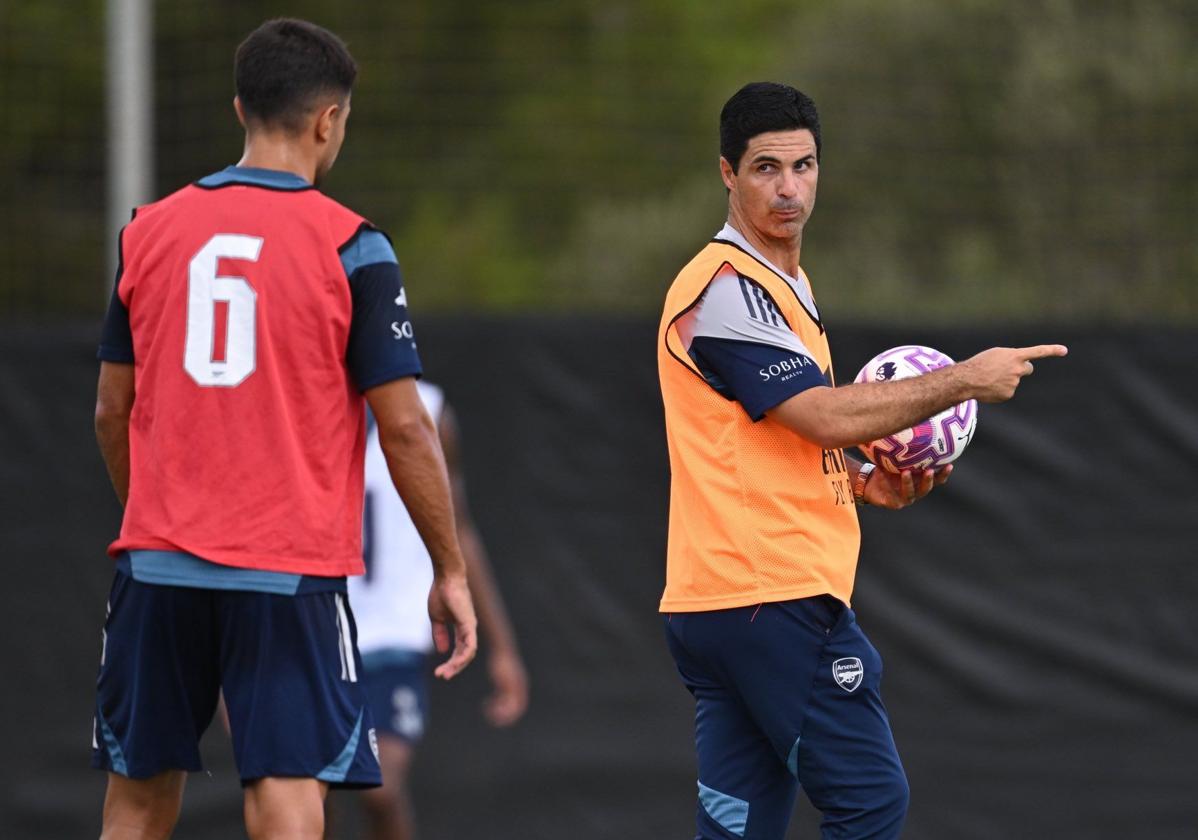 Mikel Arteta da instrucciones a Martin Zubimendi durante un entrenamiento.