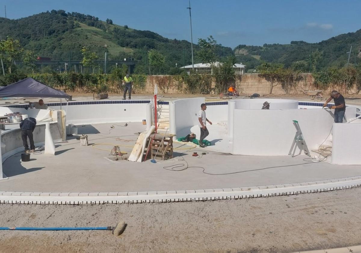 Operarios trabajando en la nueva zona acuática que se construye en el camping de Orio.