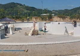 Operarios trabajando en la nueva zona acuática que se construye en el camping de Orio.