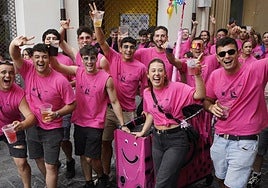 Las cuadrillas volvieron a salir a la calle con todo lo necesario para disfrutar del gran día de las fiestas.