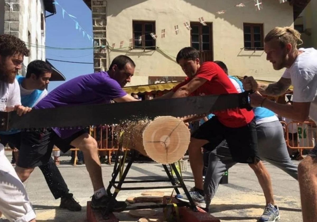 Urtero Aiako jaietan herri kirol jaialdiak edo desafioak izaten ohi dira.
