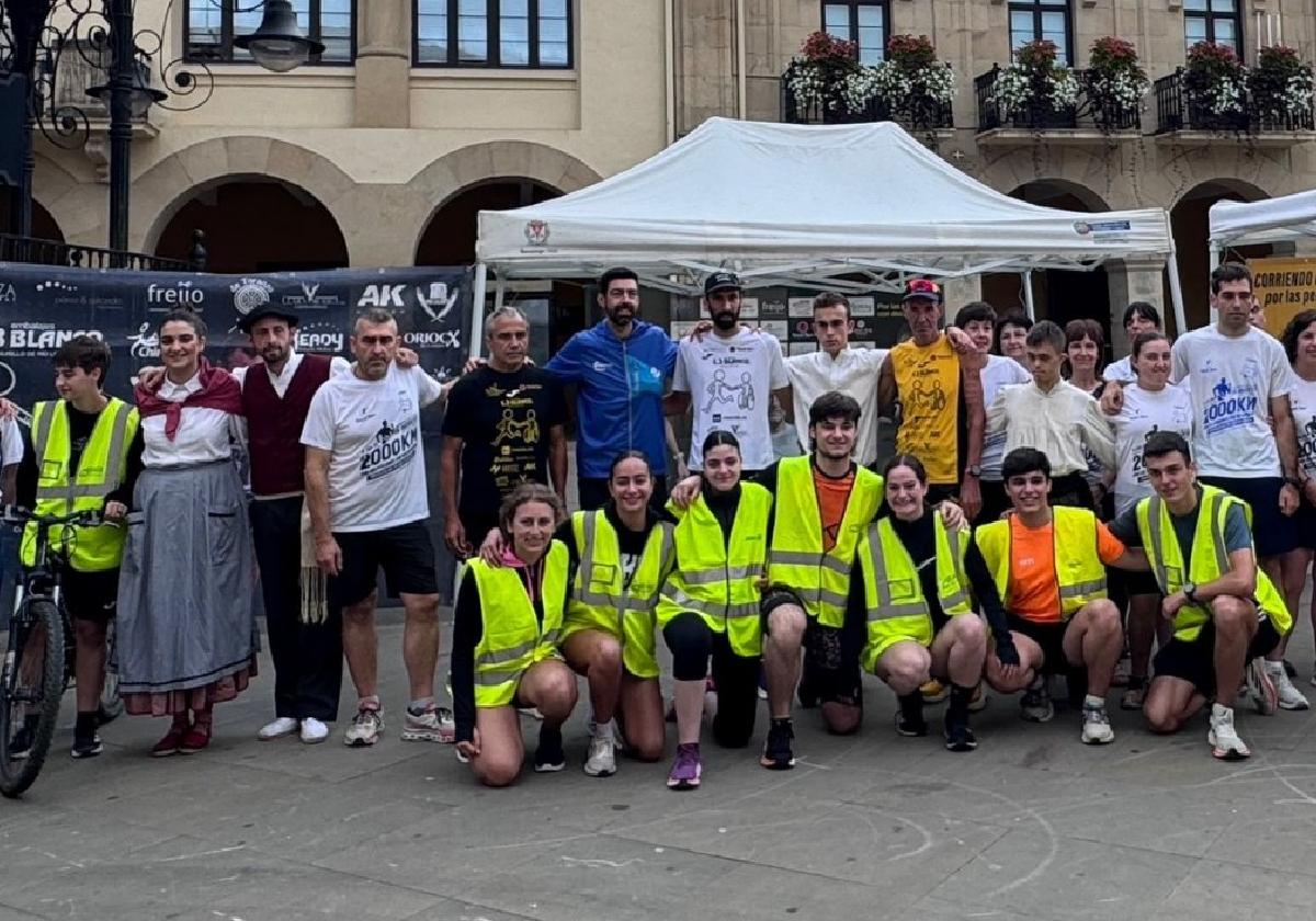 Miembros de Bakuntza, txistularis, dantzaris y los participantes en el reto, en la plaza de Beasain.