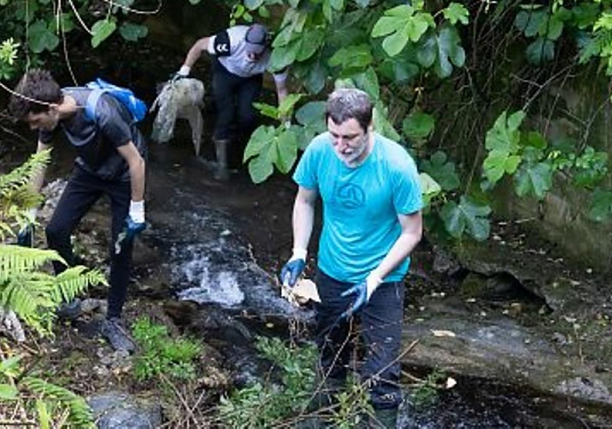 Voluntarios eibarreses de Eibarko Baso Biziak llevan a cabo la limpieza del río Ego.