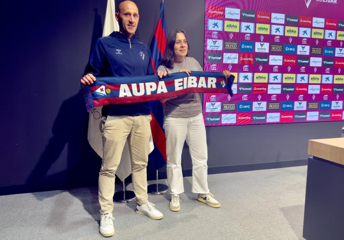 El nuevo entrenador Iñaki Goikoetxea junto a la directora deportiva, Rocío Candal, en Ipurua.