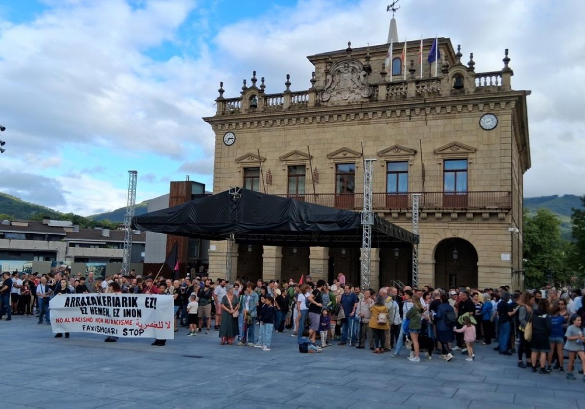 200 personas se concentraron contra el racismo