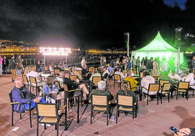 El festival sale al encuentro del público en escenarios alternativos como el Nauticool con la música de Makala.