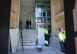 Trabajadores en unas instalaciones del Ayuntamiento de San Sebastián.