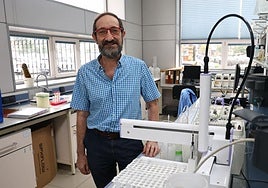 El investigador Ángel Borja posa en su lugar de trabajo de Azti en Pasaia.